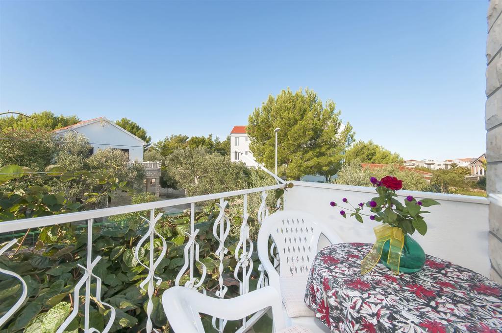 Apartments Karleusa Рогозниця Екстер'єр фото
