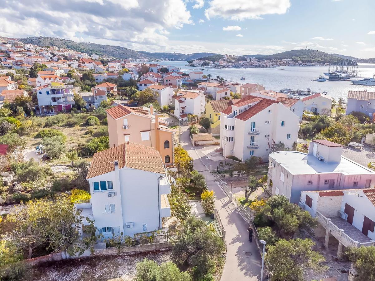 Apartments Karleusa Рогозниця Екстер'єр фото